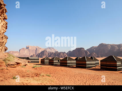 Traditionelle Ziegenhaar Beduinenzelte in einem Camp in Wadi Rum, Jordanien. Stockfoto