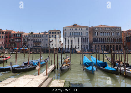 Die Grand Canal in Venedig, in der Nähe der berühmten Rialto Brücke. Stockfoto