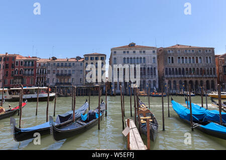 Die Grand Canal in Venedig, in der Nähe der berühmten Rialto Brücke. Stockfoto