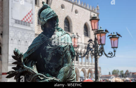 St. Markusplatz in Venedig an einem heißen Sommertag. Stockfoto