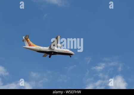 Drukair Flugzeug über Flughafen Paro, Bhutan Stockfoto