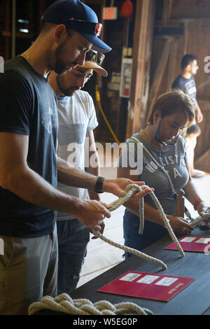 (190728) - RICHMOND (Kanada), 28. Juli 2019 (Xinhua) - Menschen lernen Segeln Seil Knoten während des 16. jährlichen Richmond Maritime Festival in Richmond, Kanada, 28. Juli 2019. Richmond Maritime Festival, eine Seefahrt Feier für das maritime Erbe und Geschichte in Kanada, empfohlene Schiffe zeigt, historische Stätten besuchen und Performances und zog Tausende Besucher an. (Foto von Liang Sen/Xinhua) Stockfoto