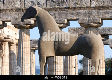 Sand Pferd von Mimmo Paladino eindrucksvollen künstlerischen Installation unter den Tempel von den archäologischen Ausgrabungen von Paestum Stockfoto