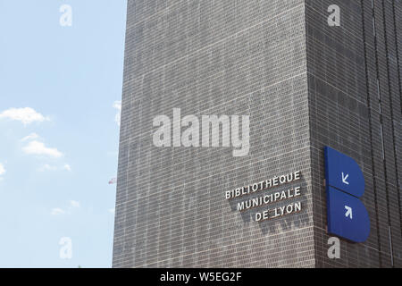 LYON, Frankreich - 13. JULI 2019: Bibliothèque municipale de Lyon Hauptgebäude in Part Dieu mit dem Logo. Es ist die Lyon öffentliche Bibliothek, Hosting von verschiedenen Stockfoto