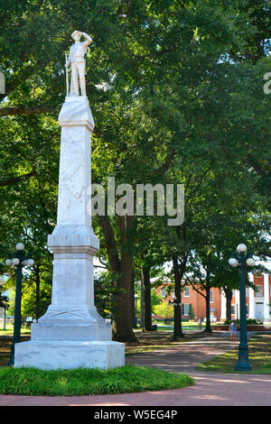 Ein Marmor Konföderierte Soldat Statue auf einen Bürgerkrieg Denkmal auf dem Kreis, in der Mitte des Campus der Universität von Mississippi, Oxford, MS Stockfoto