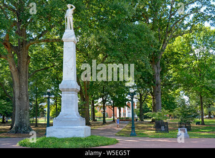 Die 30 Meter hohe Statue der konföderierten Solider in Ole Miss am „The Circle“, die Rebellen im Zentrum des Campus, University of Mississippi, Oxford, MS, gewidmet ist Stockfoto
