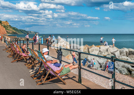 Sidmouth, South Devon, England. Sonntag, 28. Juli 2019. UK Wetter. Mit blauen Himmel und warmen Sonnenschein, Urlauber strömen in Scharen zur Südküste Stadt Stockfoto