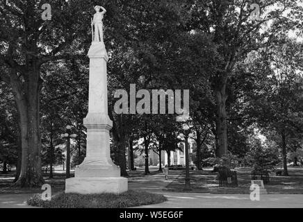 Ein Marmor Konföderierte Soldat Statue auf einen Bürgerkrieg Denkmal auf dem Kreis, in der Mitte des Campus der Universität von Mississippi, Oxford, MS Stockfoto