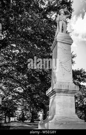 Ein Marmor Konföderierte Soldat Statue auf einen Bürgerkrieg Denkmal auf dem Campus der Universität von Mississippi in Oxford, in Schwarz und Weiß Stockfoto