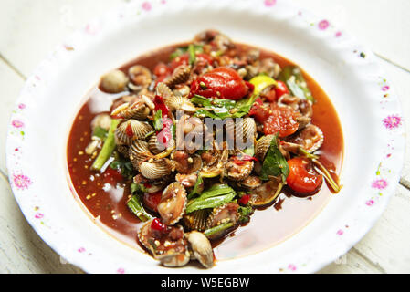 Herzmuscheln Salat/heiß und würzig Schalentiere Blut herzmuscheln Salat Mix Gemüse Tomaten Kräuter und Gewürze im thailändischen Stil Essen Stockfoto