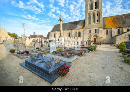 Historische Friedhof in L'eglise Saint-Martin in Formigny Normandie Frankreich, eine wichtige Kirche, die Soldaten, die in den D-Day Invasion behandelt. Stockfoto