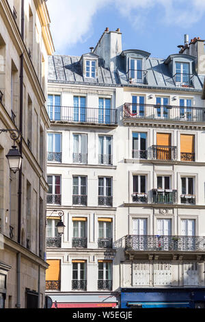 Geschäfte und Apartment Gebäuden im typisch Pariser Straße im Marais Stockfoto