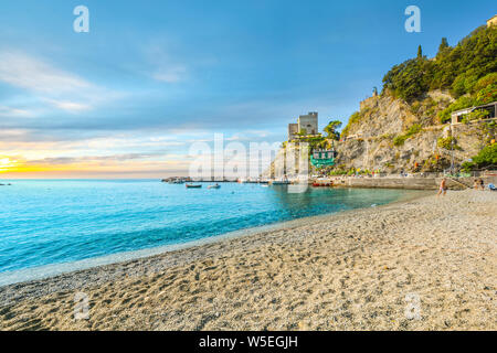 Die Ruinen der Aurora Tower und Schloss in Monterosso al Mare erheben sich über den sandigen Strand und Küste in Italien Cinque Terre an der ligurischen Küste Stockfoto