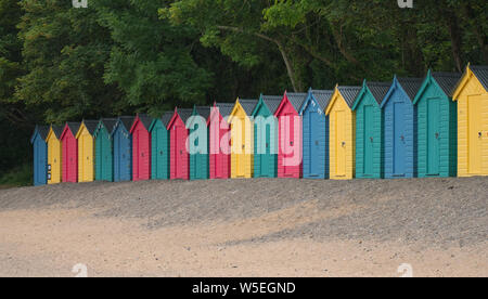 Bunten Holzhütten am Llanbedrog Strand auf der Halbinsel Llyn, Gwynedd, Wales, Großbritannien Stockfoto