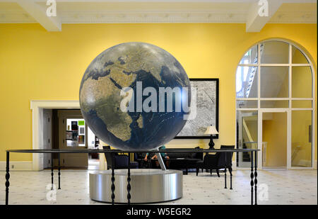 In der Lounge am historischen Bryant Hall am Ole Fräulein, zusammen mit dem größten Globus mit GIS-Software, auf dem Campus an der Universität von Mississippi, Oxford Stockfoto