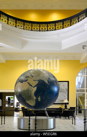 In der Lounge am historischen Bryant Hall am Ole Fräulein, zusammen mit dem größten Globus mit GIS-Software, auf dem Campus an der Universität von Mississippi, Oxford Stockfoto