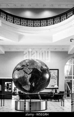 In der Lounge am historischen Bryant Hall am Ole Fräulein, zusammen mit dem größten Globus mit GIS-Software, auf dem Campus an der Universität von Mississippi, Oxford Stockfoto