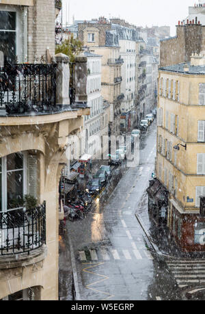 Schneit in der Rue de Grenelle, Paris, Frankreich Stockfoto