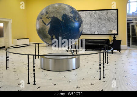 In der Lounge am historischen Bryant Hall am Ole Fräulein, zusammen mit dem größten Globus mit GIS-Software, auf dem Campus an der Universität von Mississippi, Oxford Stockfoto