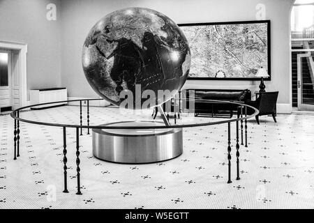 In der Lounge am historischen Bryant Hall am Ole Fräulein, zusammen mit dem größten Globus mit GIS-Software, auf dem Campus an der Universität von Mississippi, Oxford Stockfoto