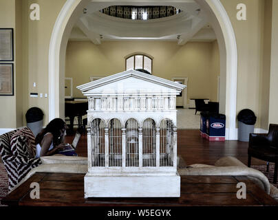 Student Studien in der Lounge bei Bryant Hall, die Innenausstattung umfasst eine antike Vogelhaus Herzstück an der Universität von Mississippi in Oxford, Stockfoto