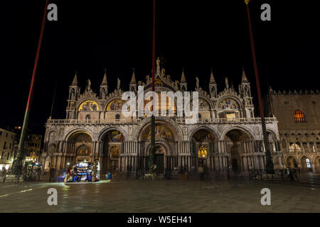 St Mark's Basilika auf der Piazza San Marco, oft in Englisch als St Mark's Square bekannt ist, ist der wichtigsten öffentlichen Platz von Venedig, Italien, Stockfoto