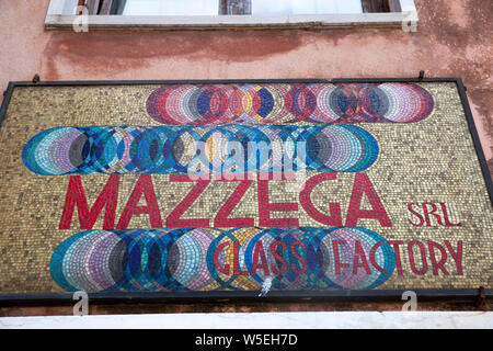 Ein Mosaik Zeichen des Mazzega Glasfabrik auf der Insel Murano, Venedig, Italien. Stockfoto