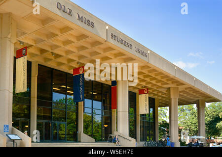 Studenten Fräsen um den vor der beeindruckenden Ole Fräulein Student Union, Universität von Mississippi, Oxford, MS Stockfoto