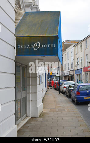 Das Ocean Hotel in Sandown auf der Insel Wight, befindet sich in einem desolaten Zustand und das Hotel links ist nun in den Händen der Administratoren. Stockfoto