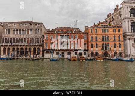 Die Grand Canal in Venedig, in der Nähe der berühmten Rialto Brücke. Stockfoto