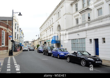 Das Ocean Hotel in Sandown auf der Insel Wight, befindet sich in einem desolaten Zustand und das Hotel links ist nun in den Händen der Administratoren. Stockfoto