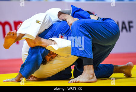 Zagreb, Kroatien. 28. Juli 2019. Schattig Elnahas (blau) von Kanada konkurriert mit Alexandre Iddir von Frankreich während der Endrunde der Männer -100 kg Kategorie am IJF Judo Zagreb Grand Prix 2019 in Zagreb, Kroatien, 28. Juli 2019. Schattig Elnahas gewann das abschließende und behauptete den Titel der Veranstaltung. Credit: Josip Regovic/Xinhua/Alamy leben Nachrichten Stockfoto