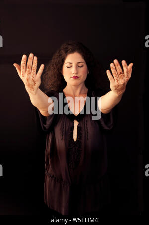 Frau Priesterin in der heiligen Weiblichen Meditation und spirituelle zuwinken. Stockfoto