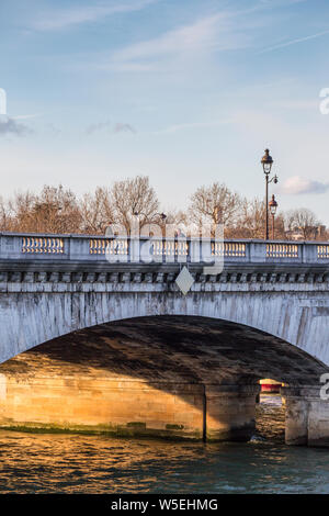 Abschnitt von Pont de la Concorde im Abendlicht, Paris, Frankreich Stockfoto