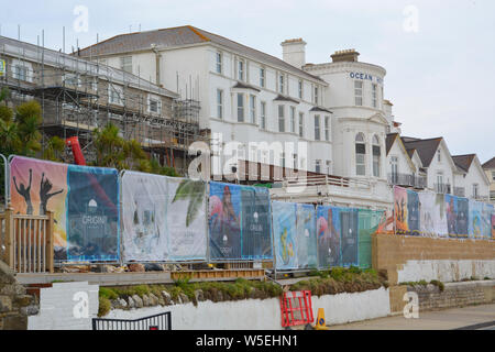 Das Ocean Hotel in Sandown auf der Insel Wight, befindet sich in einem desolaten Zustand und das Hotel links ist nun in den Händen der Administratoren. Stockfoto