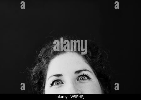 Frau mit Blick von unten. Stockfoto