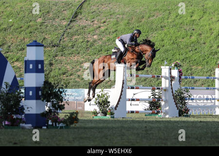 (190729) - Athen, 29. Juli 2019 (Xinhua) - Engel Niagolov Bulgariens konkurriert während der longines FEI Jumping Nations Cup Abteilung 2 Finale bei den Olympischen Reiten Zentrum in Markopoulo, südöstlich von Athen, Griechenland am 28. Juli 2019 statt. Team Norwegen gewann den Nations Cup Finale. Insgesamt 90 Athleten und 150 Pferde nahmen an der viertägigen Athen Equestrian Festival 2019, das am 25. Juli 2002 getreten. (Foto durch Lefteris Partsalis/Xinhua) Stockfoto