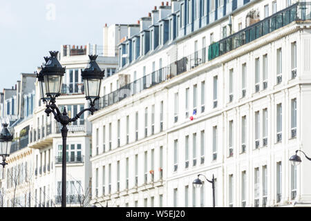 Weiß Haussmann Apartment Gebäuden im Marais, Paris Stockfoto