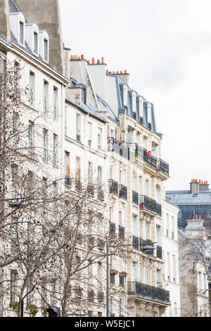 Straße, gesäumt von Apartment Gebäuden im Marais, Paris Stockfoto