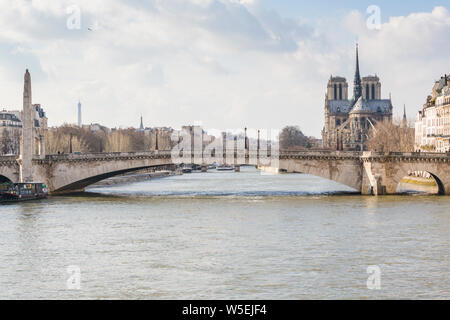 Pont de la Tournelle, Seine, die Kathedrale Notre Dame, Paris Stockfoto