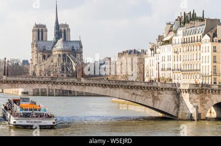 Bateau Mouche River Tour Boot auf Seine unter Pont de la Tournelle, Paris Stockfoto