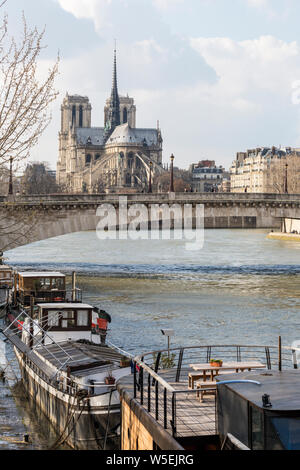 Fluss Boote auf der Seine von Pont de la Tournelle, Paris Stockfoto