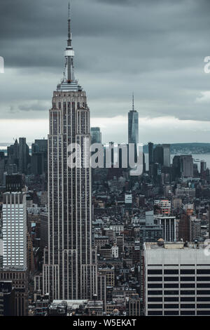 Das Empire State Building und der Freiheit Tour über Manhattan in New York City, USA Stockfoto