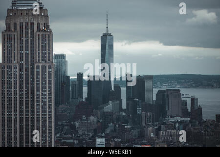 Das Empire State Building und der Freiheit Tour über Manhattan in New York City, USA Stockfoto