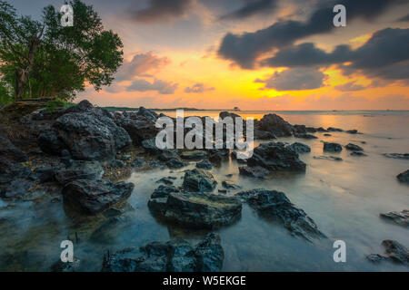 Am frühen Morgen auf dem schwarzen Stein Strand Stockfoto