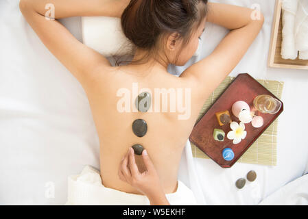 Spa-Konzept. Stone Massage am Rücken Entspannung für schöne Frau. Stockfoto