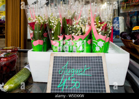 Muguet (Maiglöckchen) für den Verkauf außerhalb Shop am 1. Mai in Paris. Stockfoto