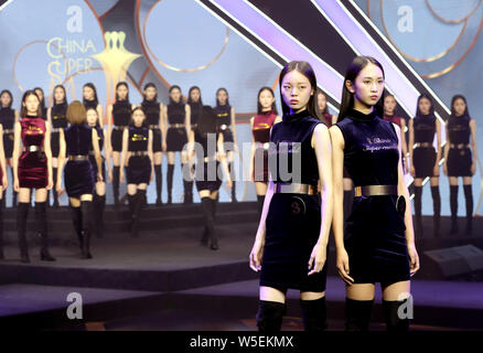 Shanghai, China. 28. Juli 2019. Kandidaten darstellen auf der Bühne während des 14 China Super Modell Finale in Schanghai, China, 28. Juli 2019. Credit: Liu Ying/Xinhua/Alamy leben Nachrichten Stockfoto