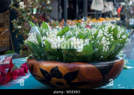 Muguet (Maiglöckchen) für den Verkauf außerhalb Shop am 1. Mai in Paris. Stockfoto