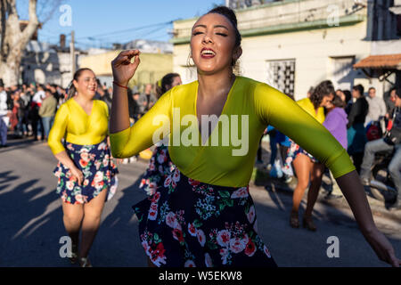 Montevideo, Uruguay. 27. Juli, 2019. Tänzerinnen der comparsa (Gruppe) 'La Jacinta" während der Parade der candombe winter Anrufe (Las llamadas de invierno) in Jacinto Vera Nachbarschaft in Montevideo gesehen. Der candombe ist eine kulturelle Manifestation der afro-uruguayischen Herkunft. Es hat eine bedeutende Rolle in der Kultur von Uruguay in den letzten zweihundert Jahren, die von der UNESCO als immaterielles Kulturerbe der Menschheit anerkannt. Credit: SOPA Images Limited/Alamy leben Nachrichten Stockfoto